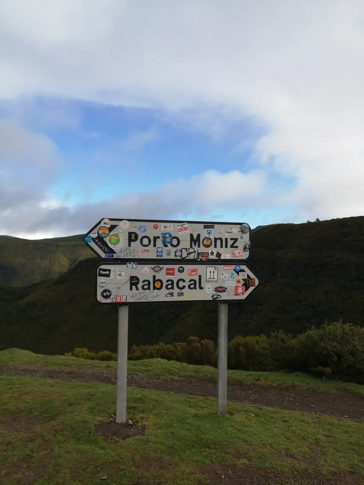 Trail sign in the green landscape around Rabaçal, Madeira